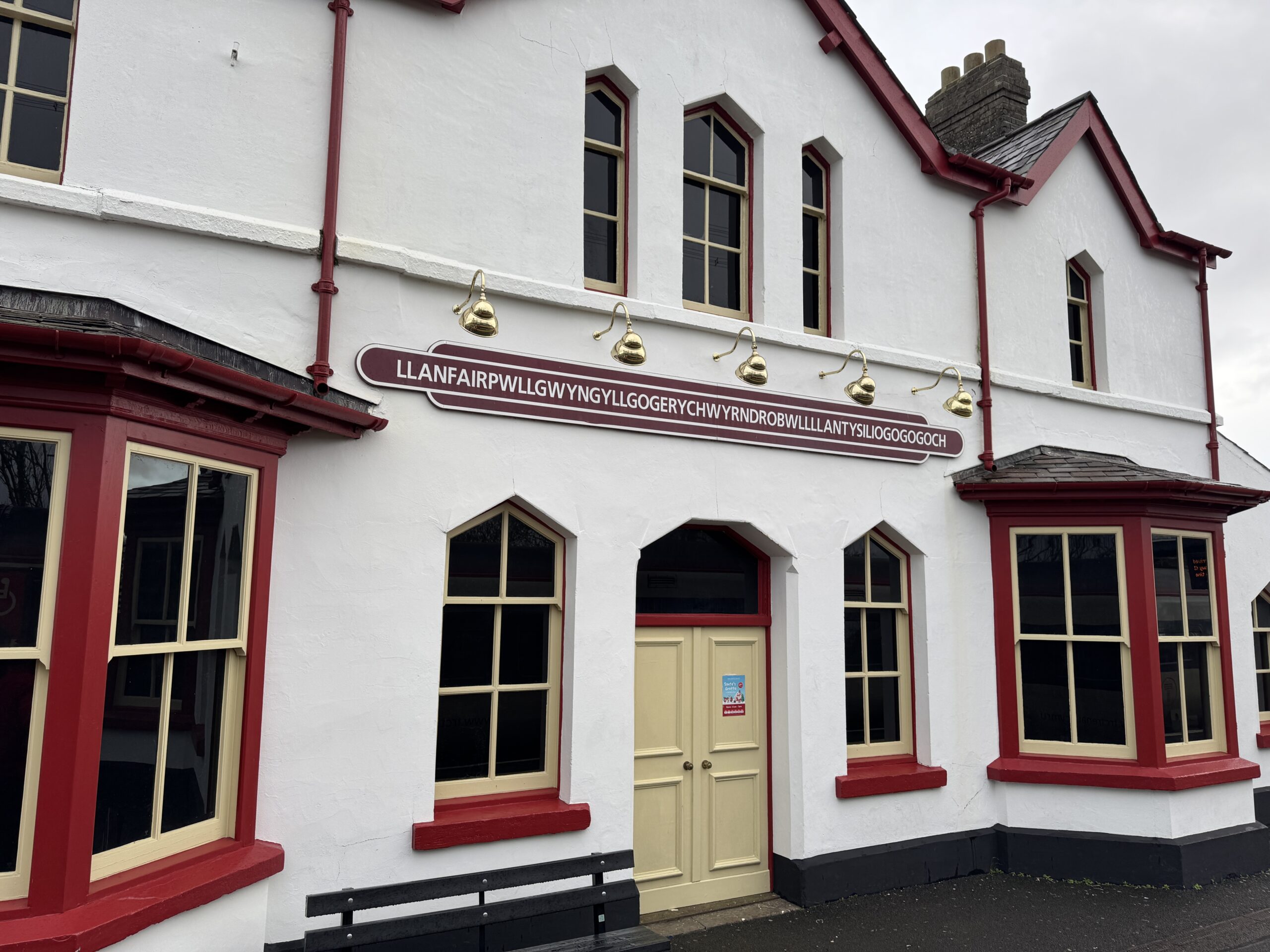 Llanfairpwllgwyngyllgogerychwyrndrobwllllantysiliogogogoch